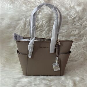 Michael Kors Jet Set Tote in Truffle